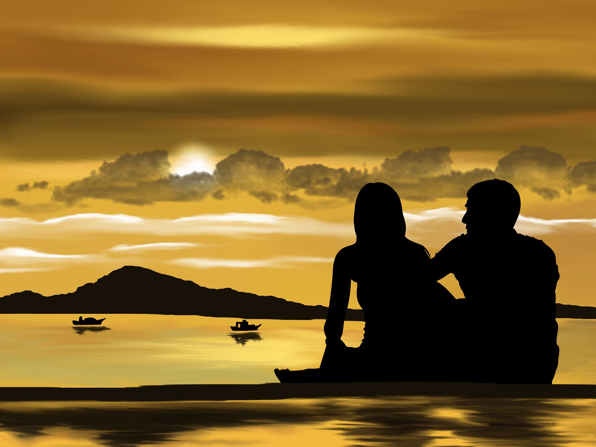 Ein Pärchen sitzt im Sonnenuntergang und blickt auf einen See